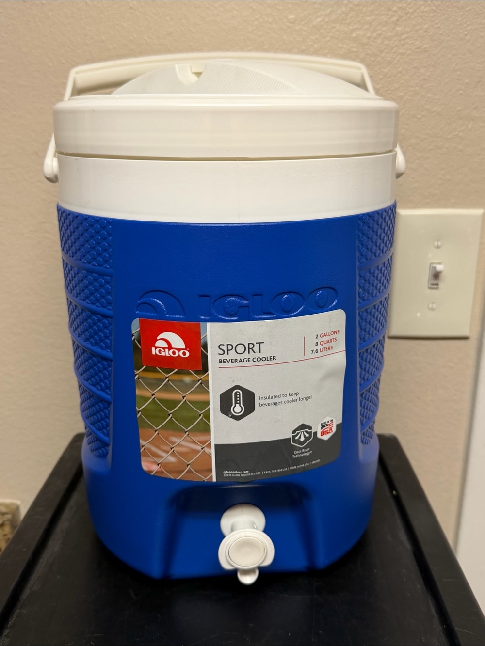 Igloo Sport Beverage Cooler — Blue and White